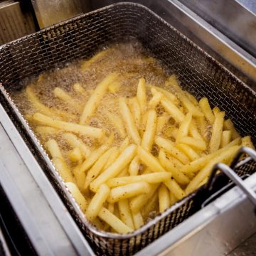chef-cooking-french-fries-restaurant-2