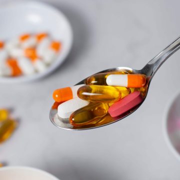 lyzka-o-wysokim-kacie-z-roznymi-tabletkami-2